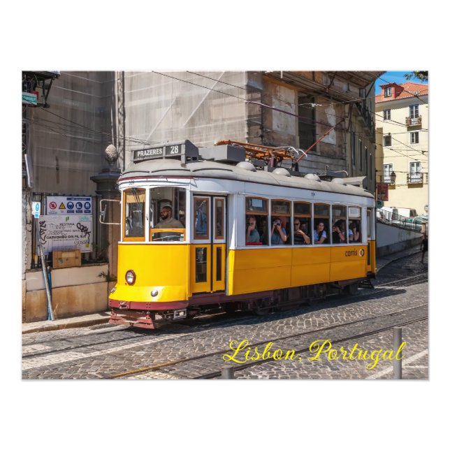 Foto Un icónico tranvía amarillo, Lisboa, Portugal (Frente)