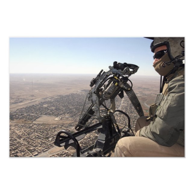 Foto Un jefe de tripulación busca actividad sospechosa (Frente)