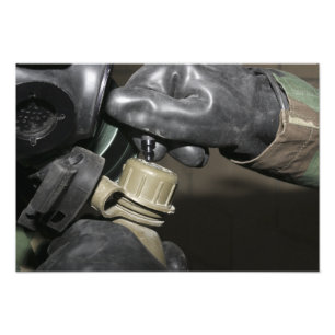 Foto Un marine inserta un tubo de bebida en su cante