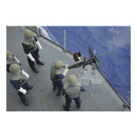 Un marinero estadounidense dispara un M2HB de 50 c