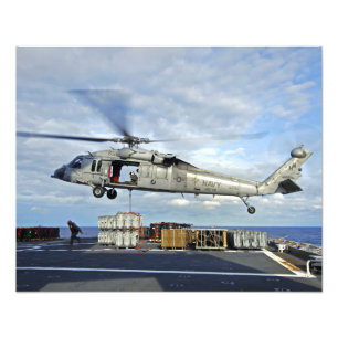 Foto Un MH-60S Seahawk se prepara para entregar