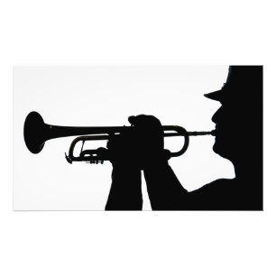 Foto Un miembro del servicio juega un tono