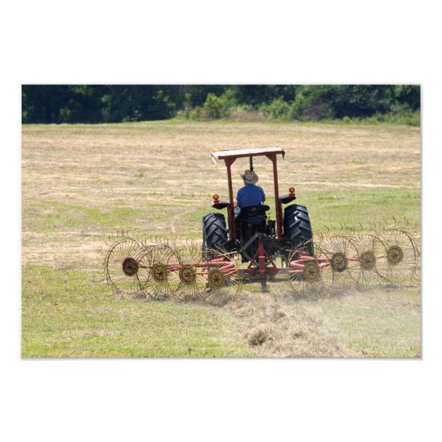 Foto Un muchacho que conduce un tractor cosechando (Frente)