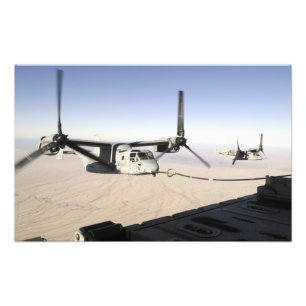 Foto Un MV-22 Osprey reaprovisiona el midflight de
