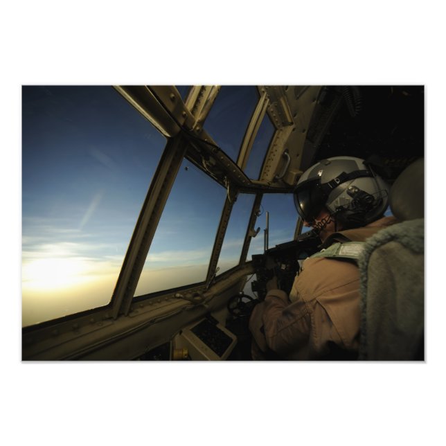 Foto Un piloto de Hércules C-130 explora el horizonte (Frente)
