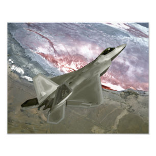 Foto Un rapaz F/A-22 vuela una misión de entrenamiento