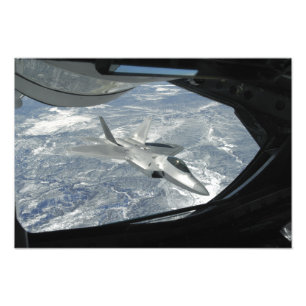 Foto Un rapero F-22 se aleja de un KC-135