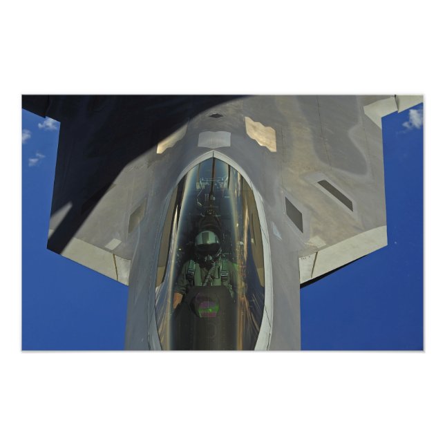 Foto Un Raptor F-22 recibe combustible de un KC-135 (Frente)