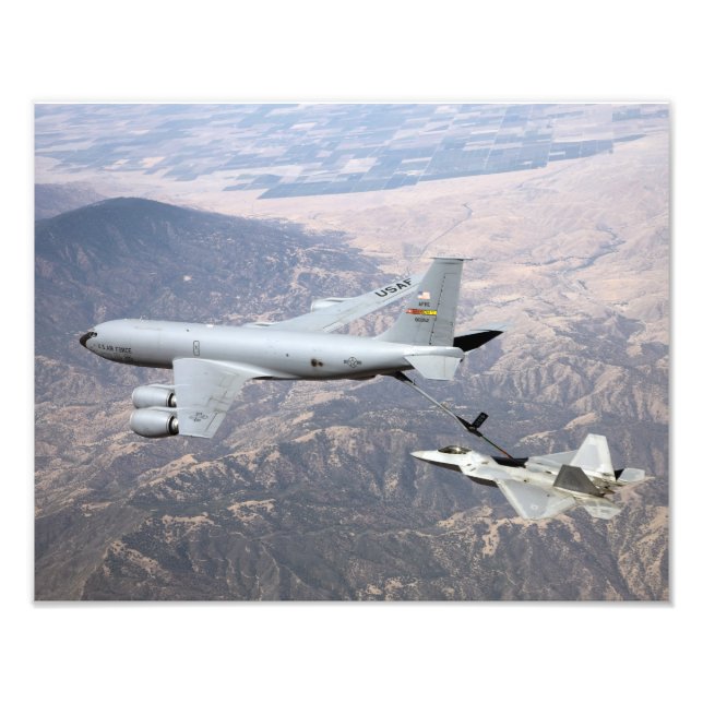 Foto Un Raptor F-22 recibe combustible de un KC-135 (Frente)
