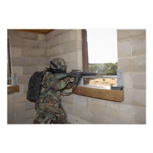 Foto Un soldado actúa como fuerza de oposición