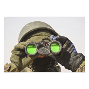 Foto Un soldado afgano recorre el horizonte