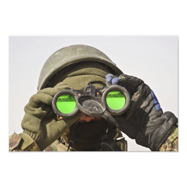 Foto Un soldado afgano recorre el horizonte (Frente)