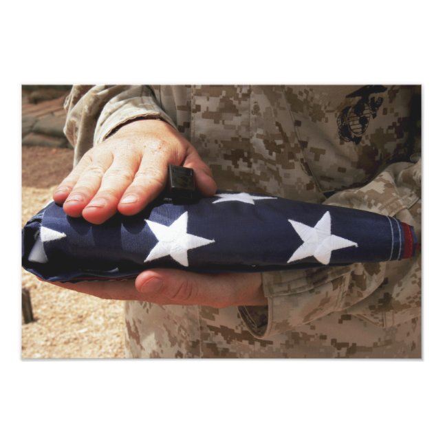 Foto Un soldado sostiene la bandera de los Estados Unid (Frente)