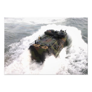 Foto Un vehículo de asalto anfibio 2