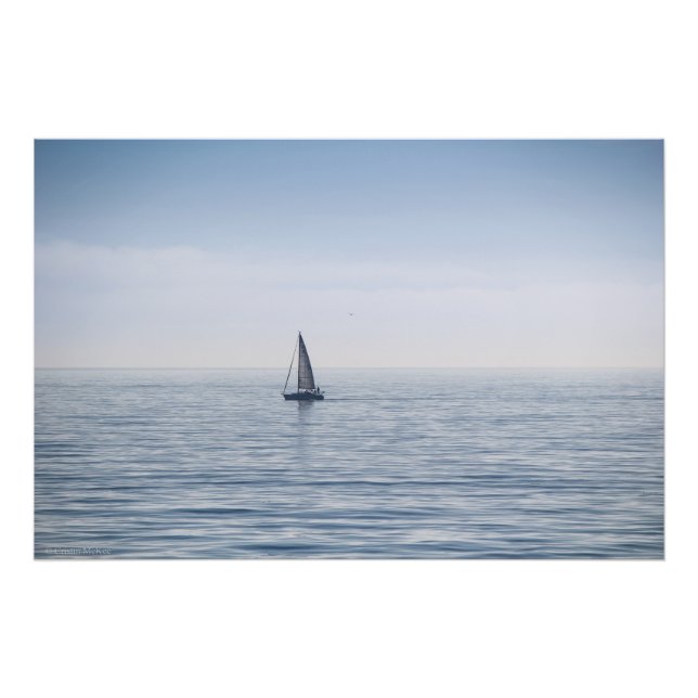 Foto Un velero en un mar tranquilo (Frente)