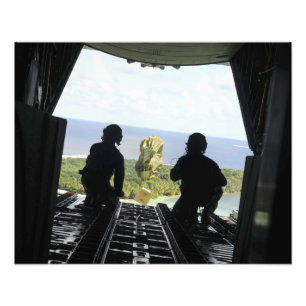 Foto Una caja de mercancías humanitarias