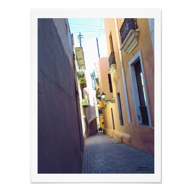 Foto Una calle solitaria en el Viejo San Juan (Frente)