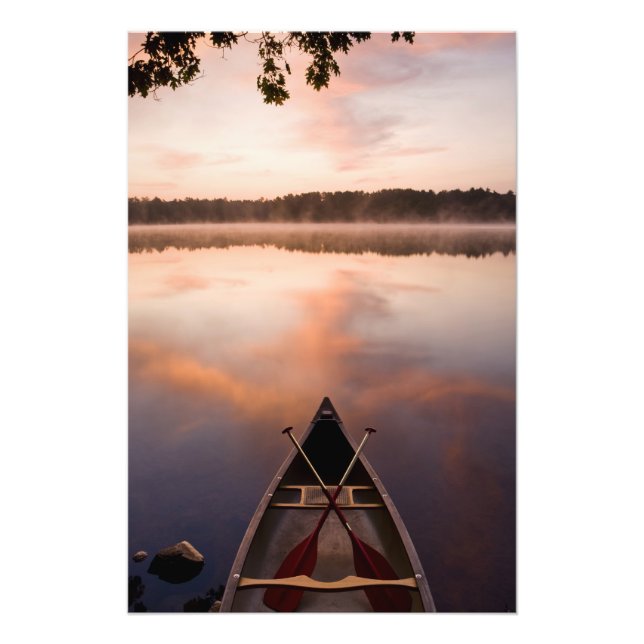 Foto Una canoa descansa a orillas del lago Pawtuckaway (Frente)