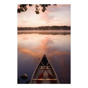 Foto Una canoa descansa en la orilla del lago Pawtuckaw