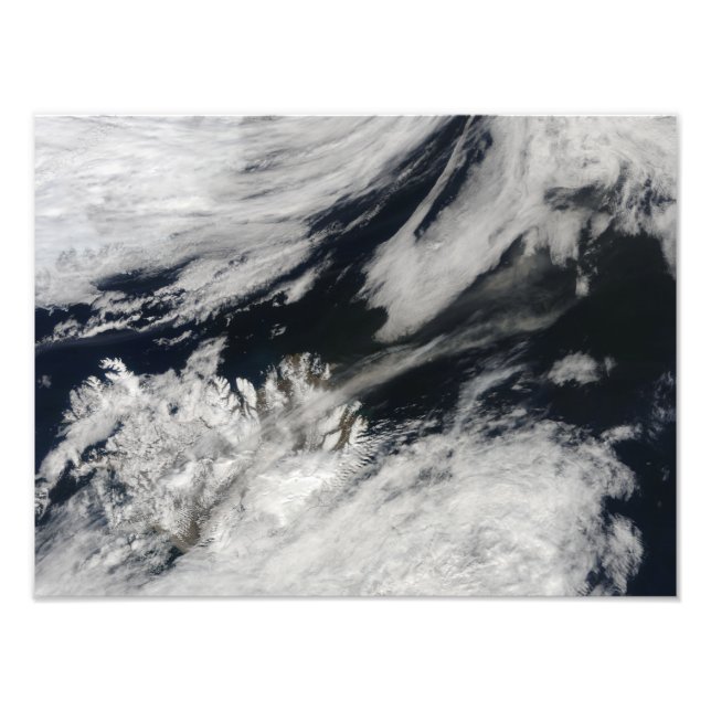 Foto Una columna de ceniza gris pálida sopla desde la c (Frente)