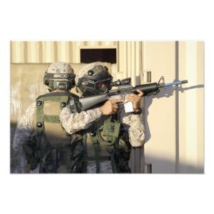 Foto Una infantería explora los objetivos su arma