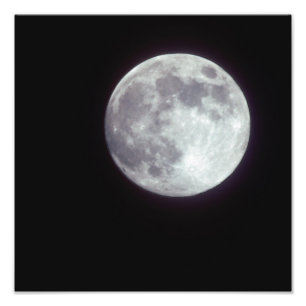 Foto Una luna llena brillante en un cielo nocturno negr