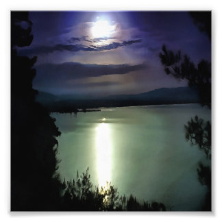 Foto Una Luna Llena Reflexionando Sobre El Arte Náutico