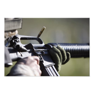 Foto Una ronda vuela de la cámara de un M-16A2