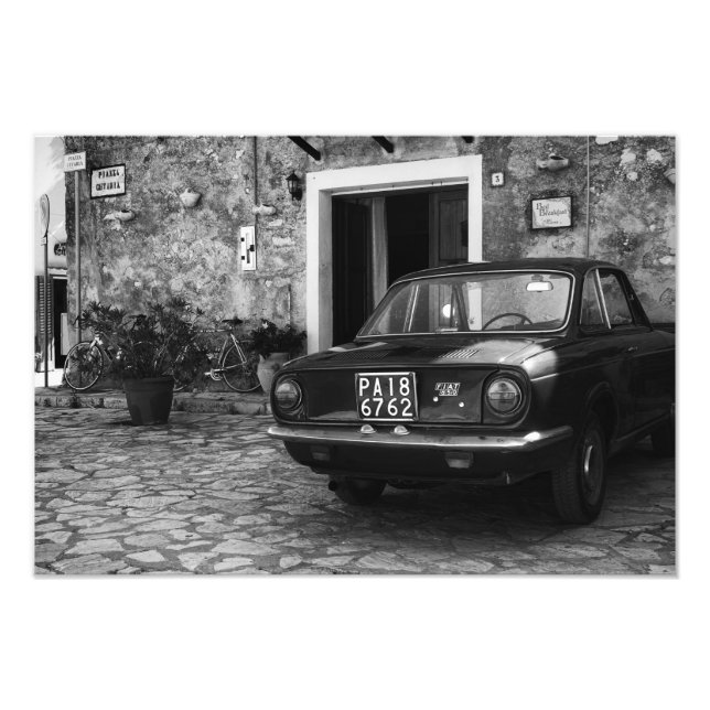 Foto Vehículo FIAT de época en Italia monocromo (Frente)