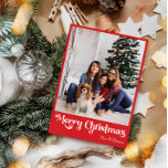 Foto vertical clásica de navidad roja simple<br><div class="desc">Celebre la temporada con esta tarjeta de vacaciones de fotos verticales de navidad de color rojo, única y clásica, con un toque de encanto vintage. El diseño minimalista muestra una elegante paleta de color rojo que evoca el espíritu acogedor del invierno. Su atractivo moderno y divertido, junto con la redacción...</div>