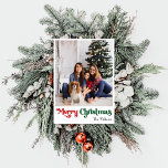 Foto vertical clásica de navidad simple<br><div class="desc">Celebre la temporada con esta exclusiva y clásica tarjeta de vacaciones de fotos verticales de navidad navideña con un toque de encanto vintage. El diseño minimalista muestra una elegante paleta de colores rojo y verde que evoca el espíritu acogedor del invierno. Su atractivo moderno y divertido, junto con la redacción...</div>