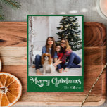Foto vertical de navidad verde clásico<br><div class="desc">Celebre la temporada con esta tarjeta de vacaciones de fotos de navidad vertical verde, única y clásica, con un toque de encanto vintage. El diseño minimalista muestra una elegante paleta de colores verdes que evoca el acogedor espíritu del invierno. Su atractivo moderno y divertido, junto con la redacción tradicional, crea...</div>