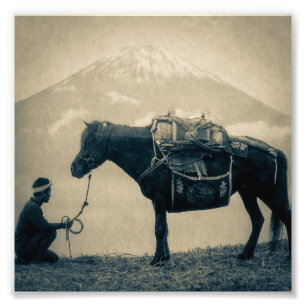 Foto Viajero del vintage y su caballo en manera al