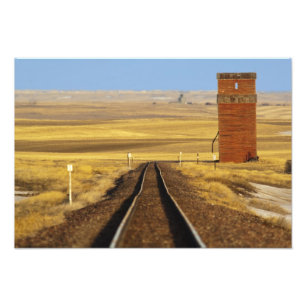 Foto Vías de ferrocarril conducen a un antiguo granero 