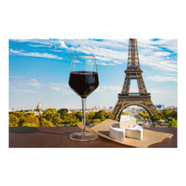 Foto Vidrio de vino con queso brie en la torre Eiffel