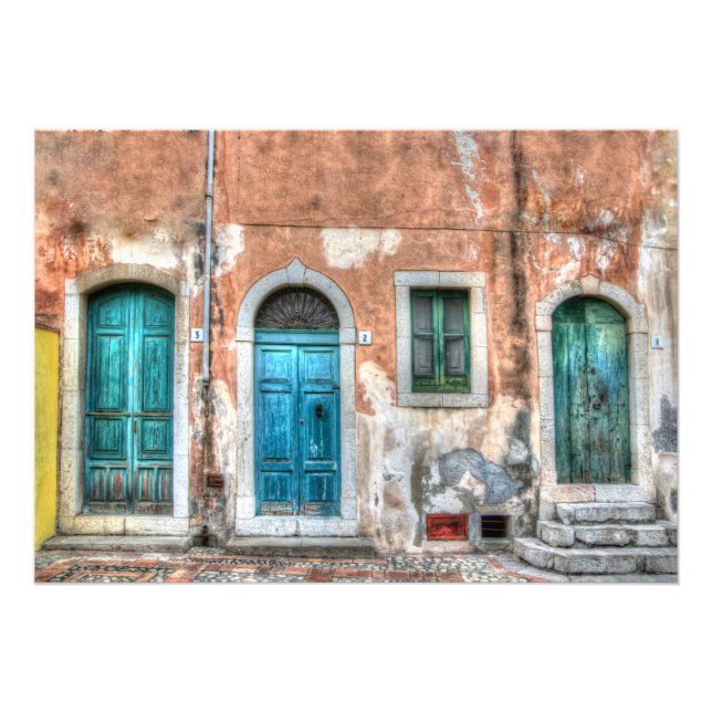 Foto Vieja casa con tres puertas y una ventana, Sicilia (Frente)
