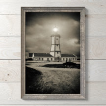 Viejo faro en una noche de tormenta