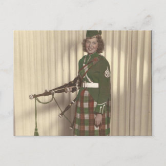 foto vintage de la postal del chica del bagpiper