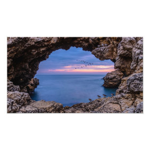 Foto Vista del mar desde la abertura de una cueva rocos