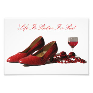 Foto Zapatos de tacón rojo y vino rojo