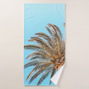 Fotografía de ángulo bajo de una palmera verde deb