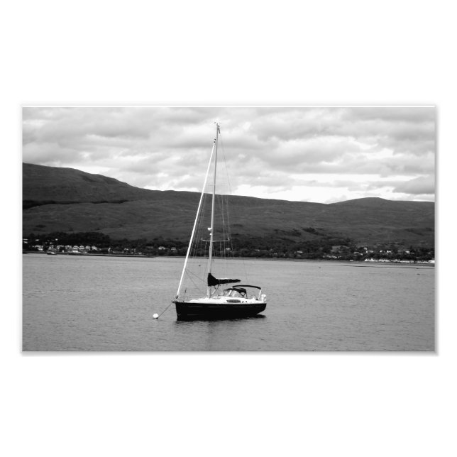 Fotografía de barco blanco y negro (Frente)