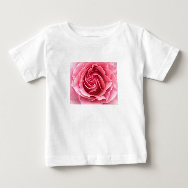 Fotografía de color de rosa rosado en la camiseta (Anverso)
