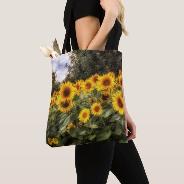 Fotografía de girasoles por toda la bolsa de papel (Detalle)