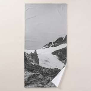 FOTOGRAFÍA DE GRAYSCALE DE LA MONTAÑA DE LA CUBIER