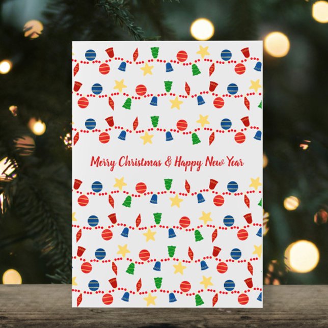 Fotografía de la huerta de adornos de Navidad vint (Cute retro Christmas card with vintage Christmas ornaments and red beaded garland with your photo)