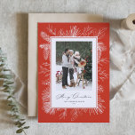 Fotografía de marco botánico de la época roja Feli<br><div class="desc">Feliz Navidad! Envíe saludos navideños con esta tarjeta plana de Navidades temáticos vintage. Cuenta con pineconas de línea vintage, agujas de pino y estores con un fondo rojo. Personalice agregando su foto, nombres, año y mensaje. Esta tarjeta plana de fotos vintage de Navidad está disponible en otros colores. Los elementos...</div>