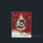 Fotografía de Ornamento de Navidad Copos de nieve<br><div class="desc">Ornamento navideño dorado de bonito con tu foto favorita añadida para personalizar para tu familia y amigos. fondo rojo. La tarjeta perfecta para la persona con presupuesto.</div>