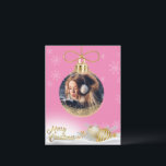 Fotografía de Ornamento de Navidad Copos de nieve<br><div class="desc">Ornamento navideño dorado de bonito con tu foto favorita añadida para personalizar para tu familia y amigos. Bonito de fondo rosa. La tarjeta perfecta para la persona con presupuesto.</div>