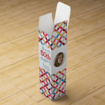Fotografía de patrón circular nombre de la caja de<br><div class="desc">Caja de vinos de estilo circular multicolor y moderno. Personalice con el nombre de sus destinatarios,  dos fotos y el año de cumpleaños. Actualmente se lee feliz año 50 de cumpleaños Sammy Vintage. Diseñado por Sarah Trett.</div>